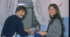 Bu ünlü sizce kim? 1983'ten fotoğraf paylaştı! "hiç değişmemiş" yorumları aldı