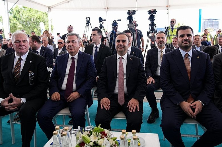 bakan-kacir-izmirden-mujdeyi-verdi-yuzde-50-vergi-indirimi-ve-milyonlarca-liralik-kredi-destegi-1780404343597.jpeg