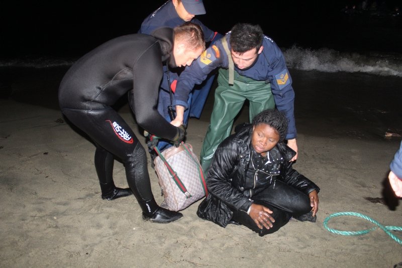 Balıkesir’de kayalıklarda mahsur kalan 44 düzensiz göçmen kurtarıldı