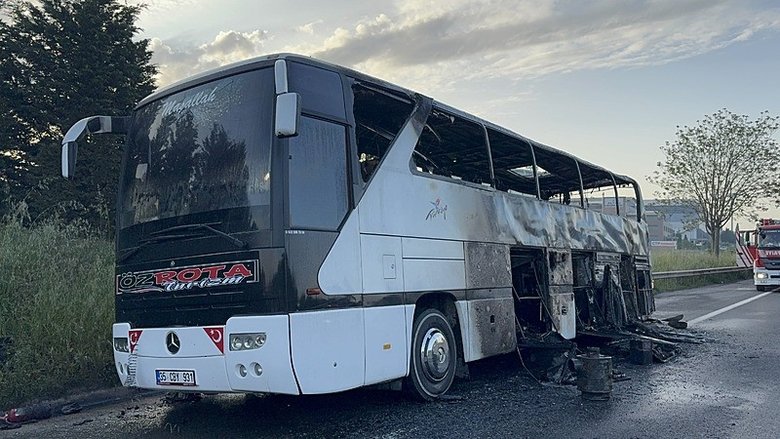 izmirde-faciadan-donuldu-tur-otobusu-alev-alev-yandi-1778391562796.jpeg