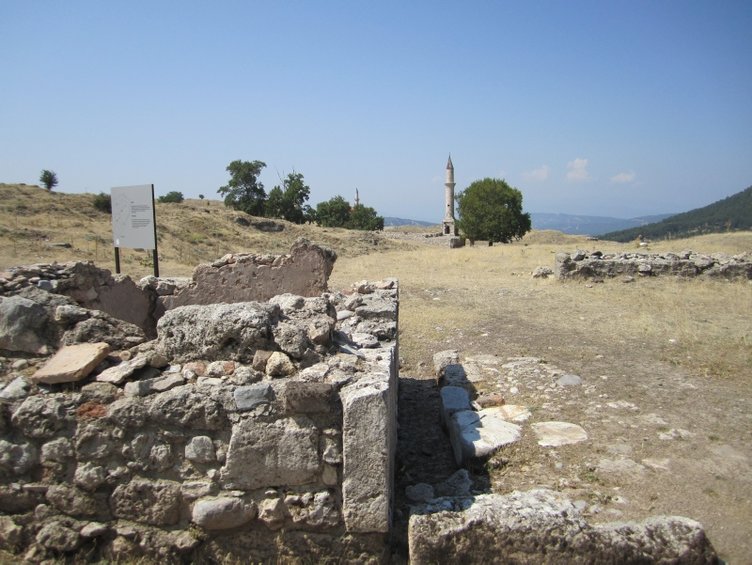 Denizli’de skandal olay! Antik kentten götürülen eserler duvar yapımında kullanılmış