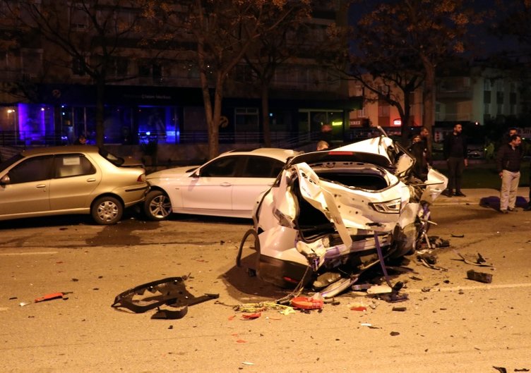 İzmir’de otomobil park halindeki araçlara çarptı: 2 yaralı