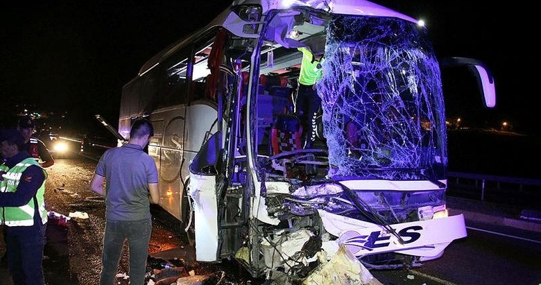 Uşak’taki kazada can pazarı! Otobüs tıra arkadan çarptı