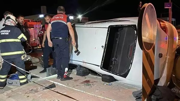 canakkalede-feci-kaza-taksi-ile-otomobil-carpisti-8-yarali-1753079354467.jpeg
