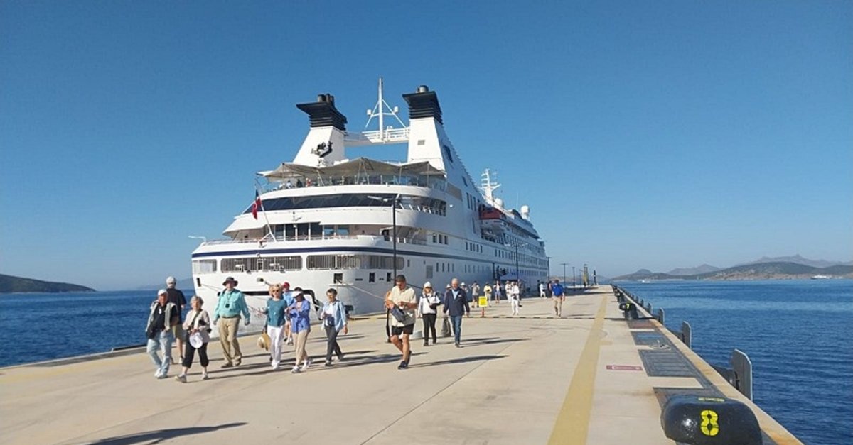 Bodrum'da hareketli dakikalar! "Star Legend" kruvaziyeri 274 turist getirdi