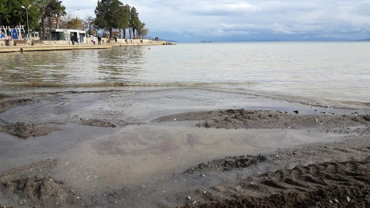 Muğla Datça’da denize sızan yakıt geniş bir alana yayıldı