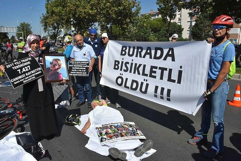 Zeynep’in öldüğü kazanın karar duruşması öncesi kefenli eylem