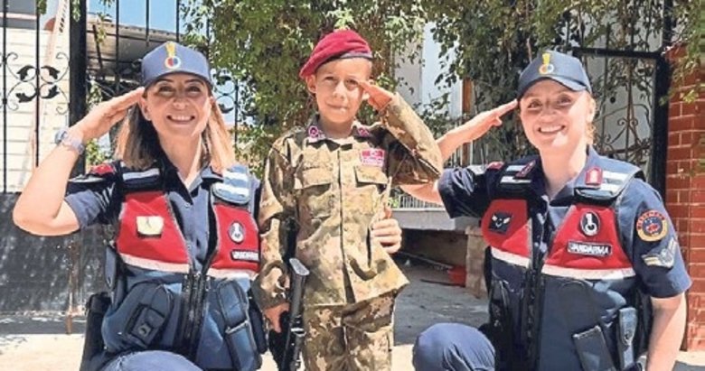 Jandarmadan küçük Ömer Halis’e hediye