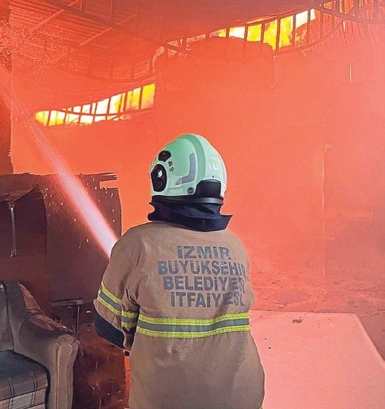 Buca’da mobilya fabrikasını alevler sardı! İş yerleri kül oldu