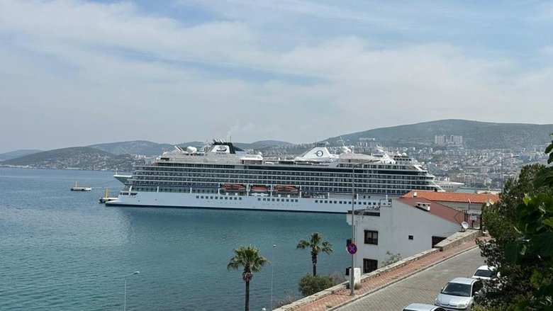 Kuşadası Limanı’na 4 gemi bereketi ile geldi