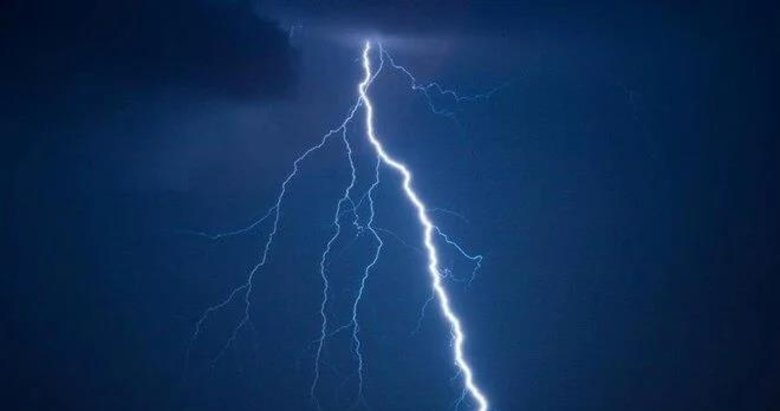 Çanakkale’de Garnizon Komutanlığı’na yıldırım düştü