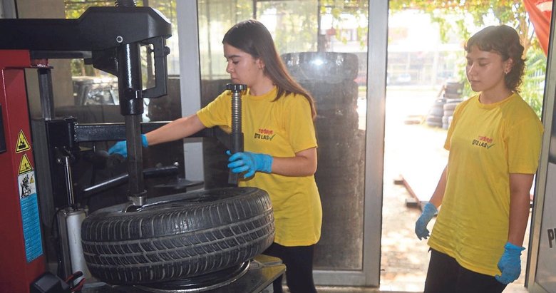 Çine’nin araba lastikleri liseli kuzenlere emanet