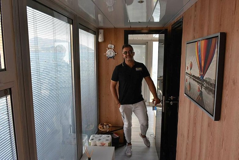 Yüzen evinde ailesiyle izole yaşıyor