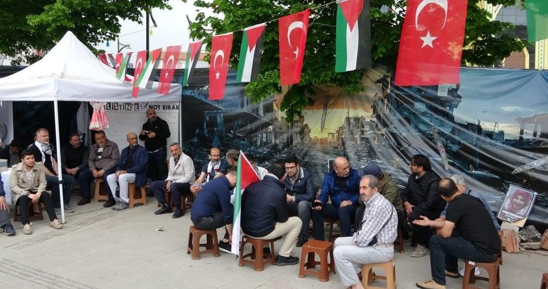 İsrail’in Gazze’ye saldırılarını oturma eylemiyle protesto ettiler