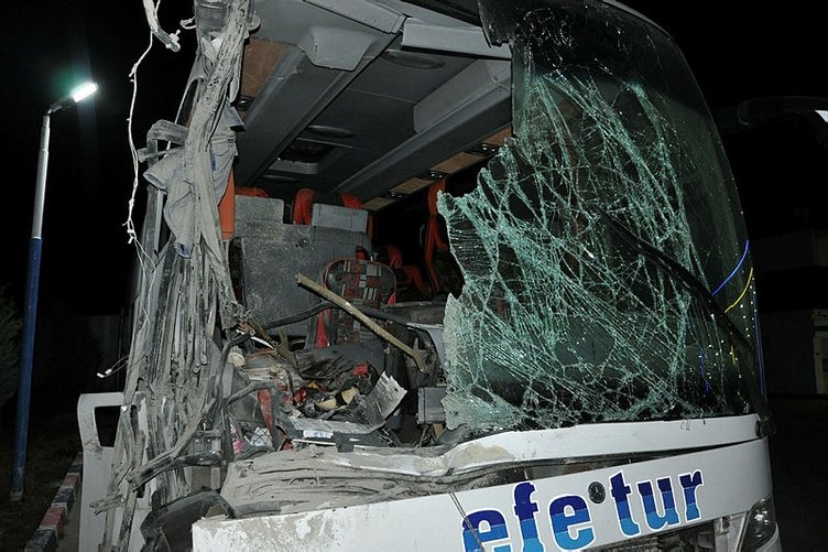 Afyonkarahisar’da feci kaza! Yolcu otobüsü ile kamyon çarpıştı! Çok sayıda yaralı var