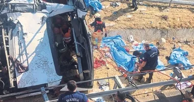 TIR otobüsü biçti: 11 ölü 27 yaralı
