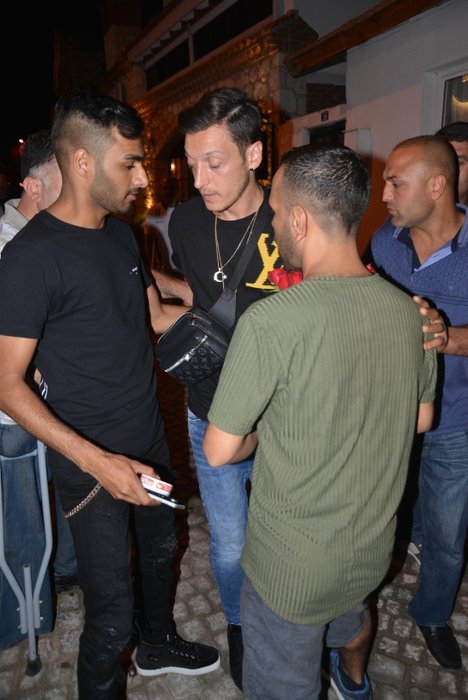 Mesut Özil’den İzmir’de çiçek satıcılarına tepki