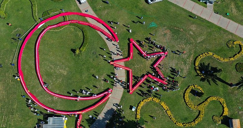 İzmir’de 2 bin 842 metre uzunluğundaki pasta ile rekor kırıldı