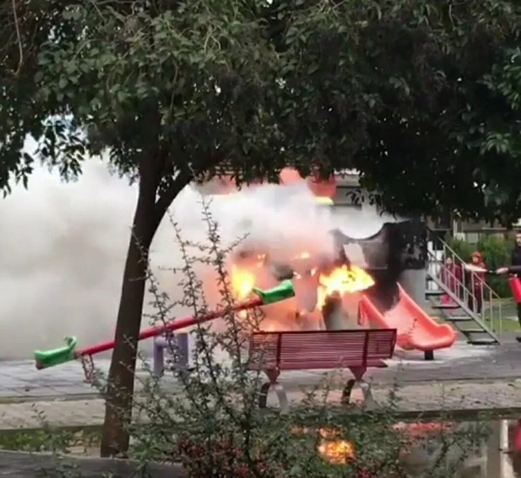 İzmir Karşıyaka’da çocuk parkı kül oldu! Soğuk hava faciayı önledi