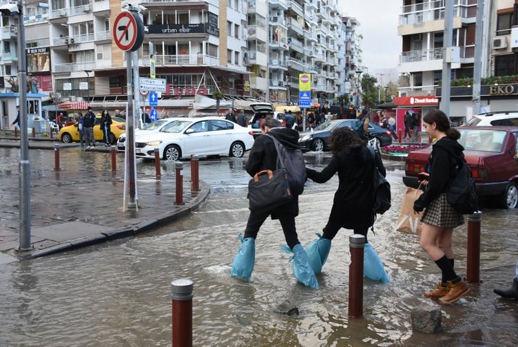İzmir’de her yağmurda aynı sorun