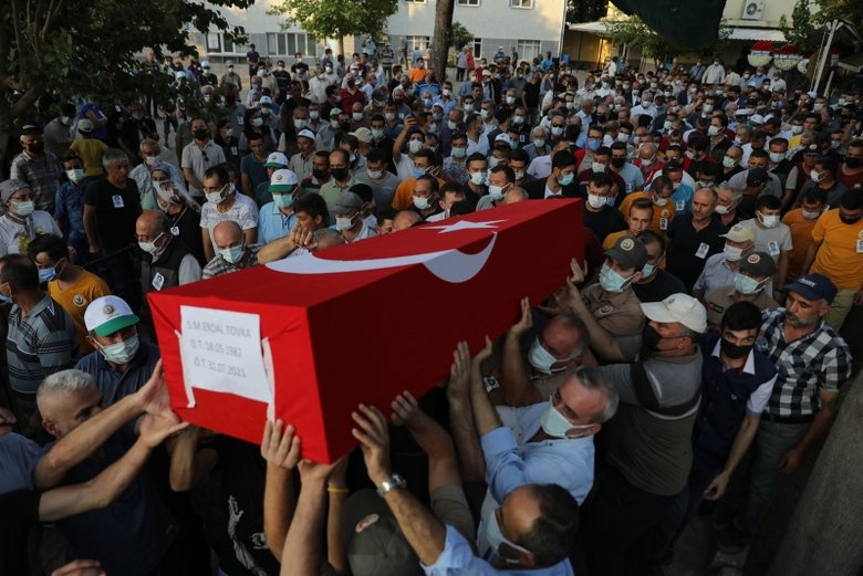 Canla başla mücadele etmişti! Yangın şehidi Erdal Tovka İzmir’de toprağa verildi