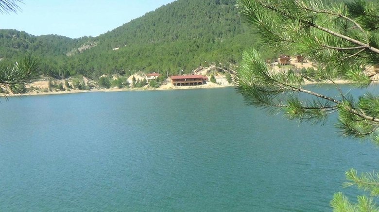 Tahtalı Göleti, mavi ve yeşilin buluştuğu manzarasıyla görenleri büyülüyor