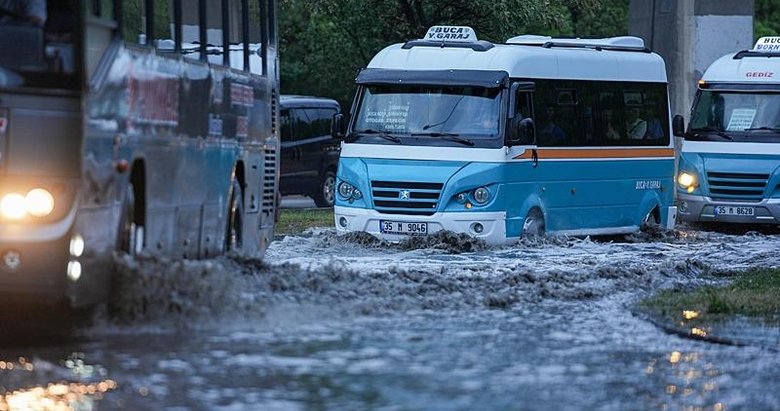 İzmir sağanağa teslim oldu! Araçlar mahsur kaldı, evleri su bastı