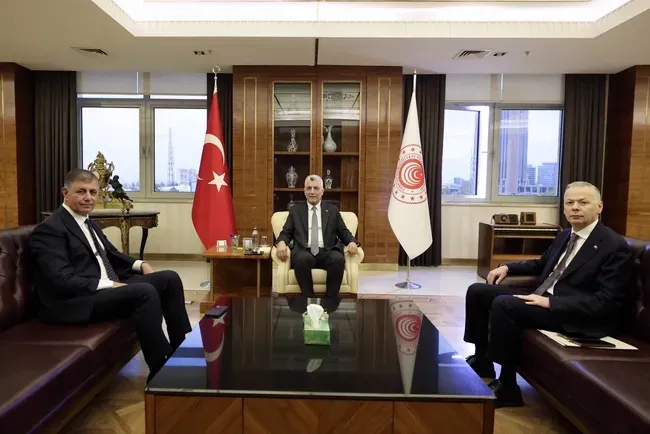 bakan-bolat-ve-baskan-cemil-tugaydan-ortak-calisma-mesaji-izmirimizin-potansiyelini-daha-ileriye-tasiyacagiz-1793113497819.png