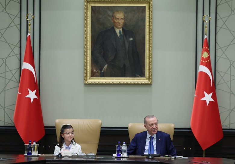Başkan Erdoğan Cumhurbaşkanlığı Külliyesi’nde çocukları kabul etti