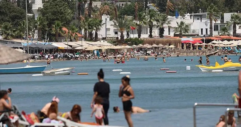 Bodrum’da turistler denize girdi