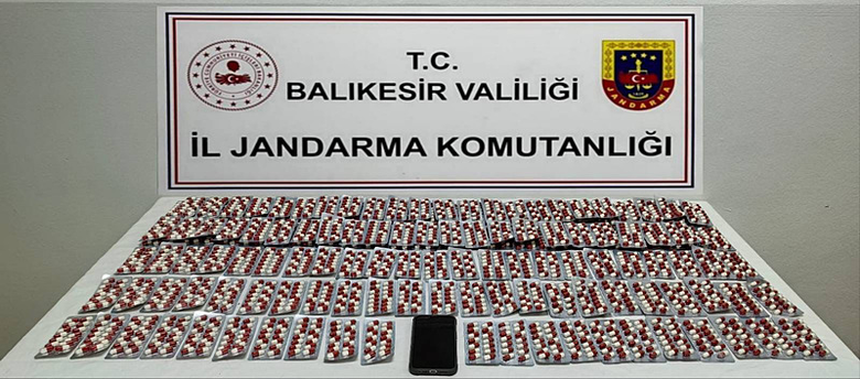 balikesirde-uyusturucu-operasyonu-52-adrese-es-zamanli-baskin-17-kisi-tutuklandi-1771678312555.png