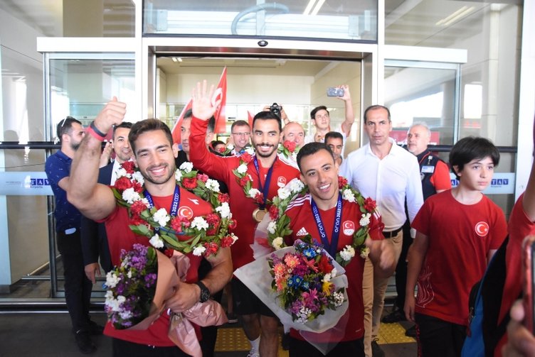 Milli cimnastikçilerden tarihi başarı! İzmir’de Mehter Takımı ile karşılandılar