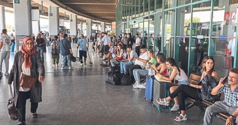 İzmir Otogarı’nda bayram yoğunluğu