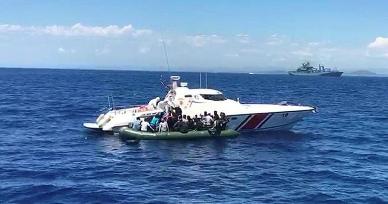 İzmir’de Türk karasularına geri itilen 56 sığınmacı kurtarıldı