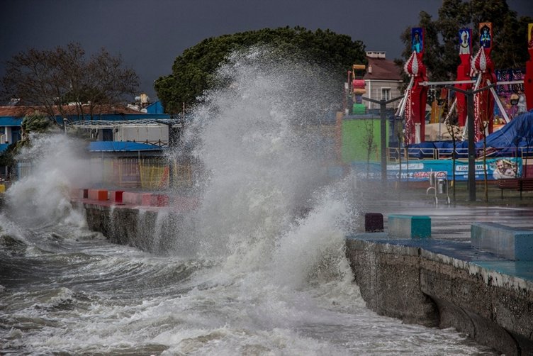 Kuzey Ege’de lodos hayatı felç etti