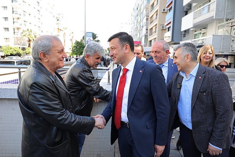 İzmir adayı Dağ’dan taksicilere kabin ve kamera vaadi