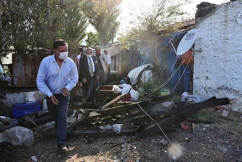 Muğla Valiliği evleri yandığı için traktör römorkunda yaşayan aileye sahip çıktı