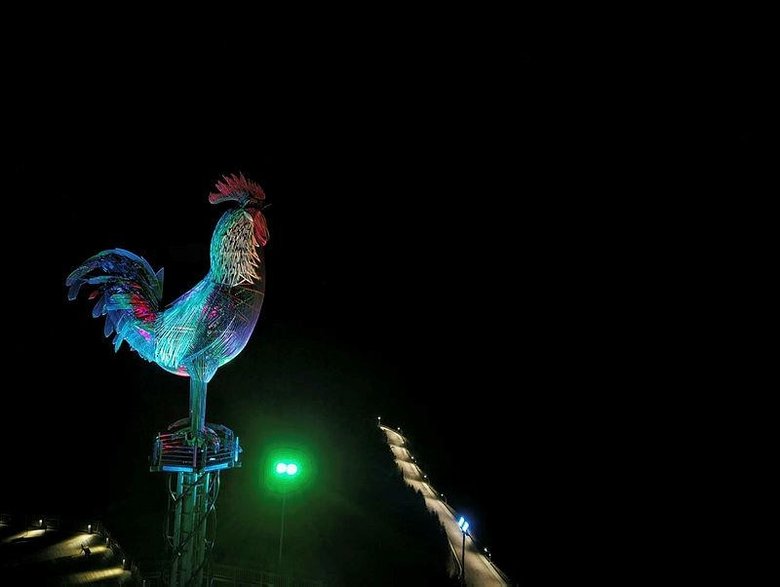 Dev horoz heykeli Azerbaycan’ın renklerine büründü