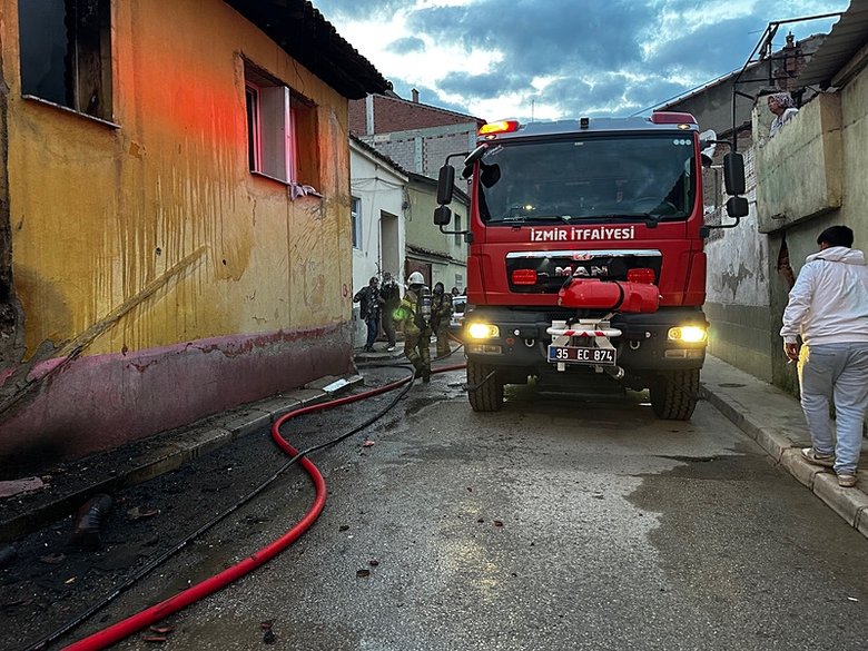 İzmir’de ikinci yangın faciasından dönüldü;mahsur kalan 6 çocuğu mahalleli kurtardı