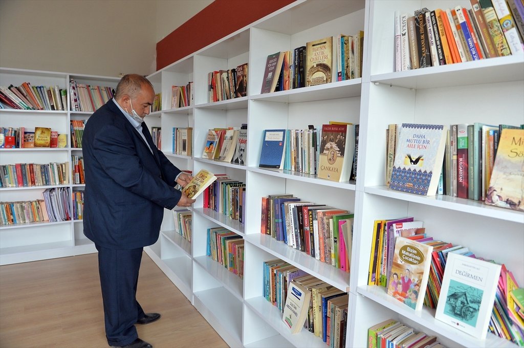 Uşak’ta sosyal medyadan çağrı yapan köy muhtarı 5 bin kitaplık kütüphane kurdu