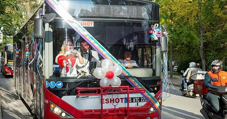 İzmir’de renkli anlar! Yolcu taşıdığı otobüs gelin arabası oldu