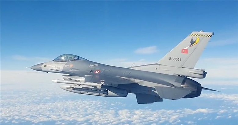 Türk savaş uçakları Ege’de gökyüzünü süsledi
