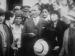 ataturkun-elini-open-fevkiye-nine-100-yasinda-aydinda-dogan-koca-cinar-uzun-yasam-sirlarini-anlatti-1779478190194.png