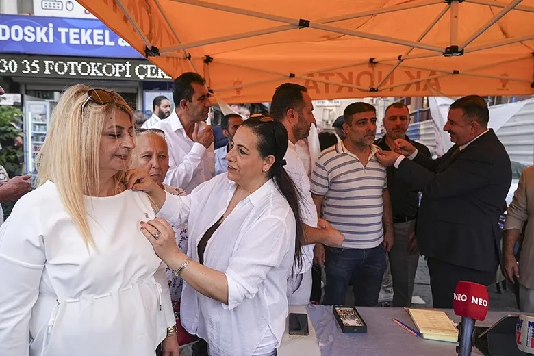 izmirde-chp-ve-diger-partilerden-500-kisi-ak-partiye-katildi-uyeler-mehter-marsiyla-karsilandi-1786811183339.jpeg