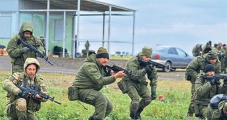 Gönüllü askerlere yoğun savaş eğitimi veriliyor