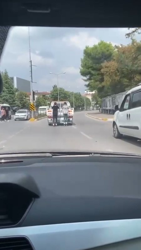Patenli gençlerin trafikteki tehlikeli oyunları!