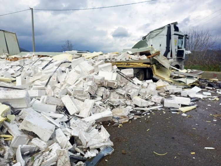Muğla’da feci tır kazası! Tonlarca balık telef oldu!