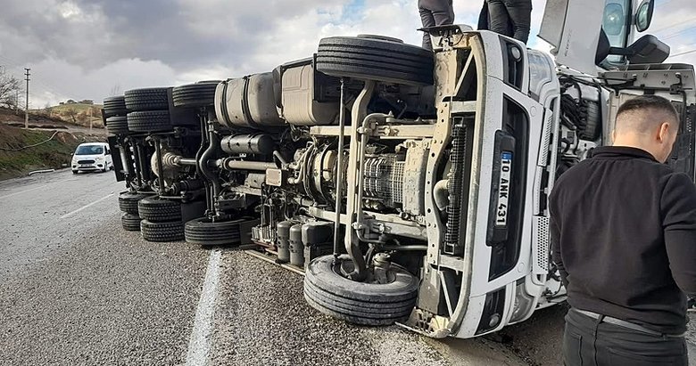 Yağış nedeniyle tır devrildi, yol trafiğe kapandı