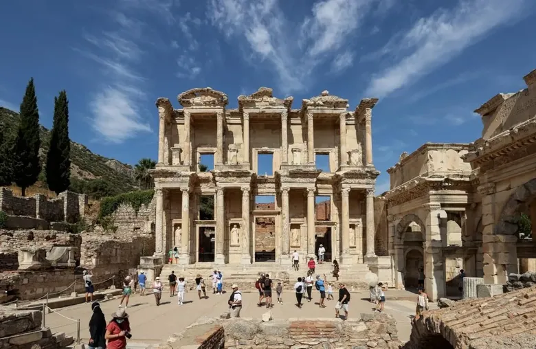 izmir-farkini-ortaya-koydu-rekorun-adresi-izmir-oldu-milyonlarca-turist-buraya-akin-etti-1790674227646.png