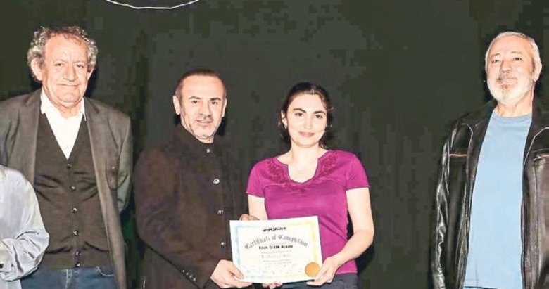 Geleceğin sanatçılarına sertifikalarını verdi